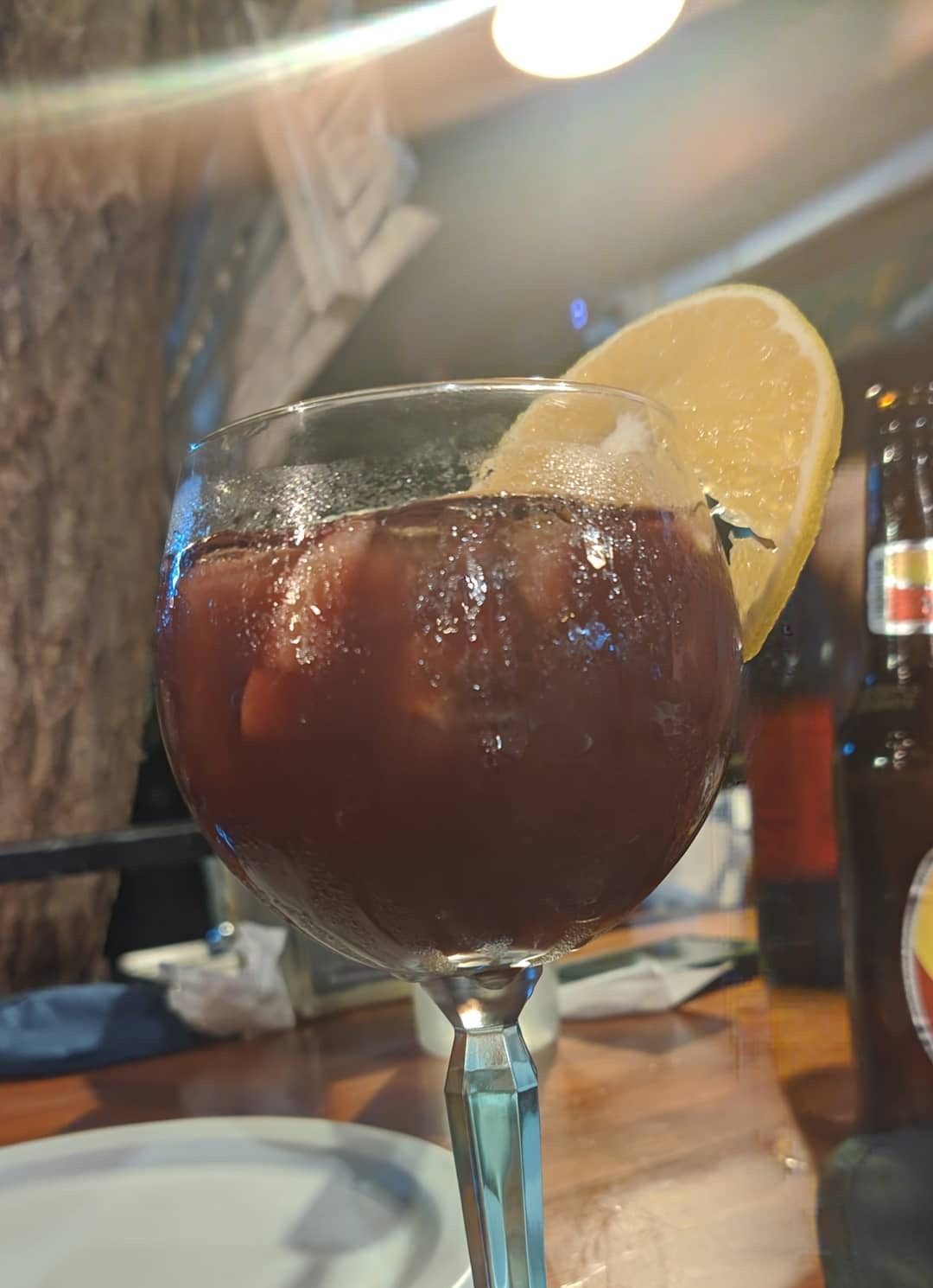Copa de sangría con luz cálida del bar