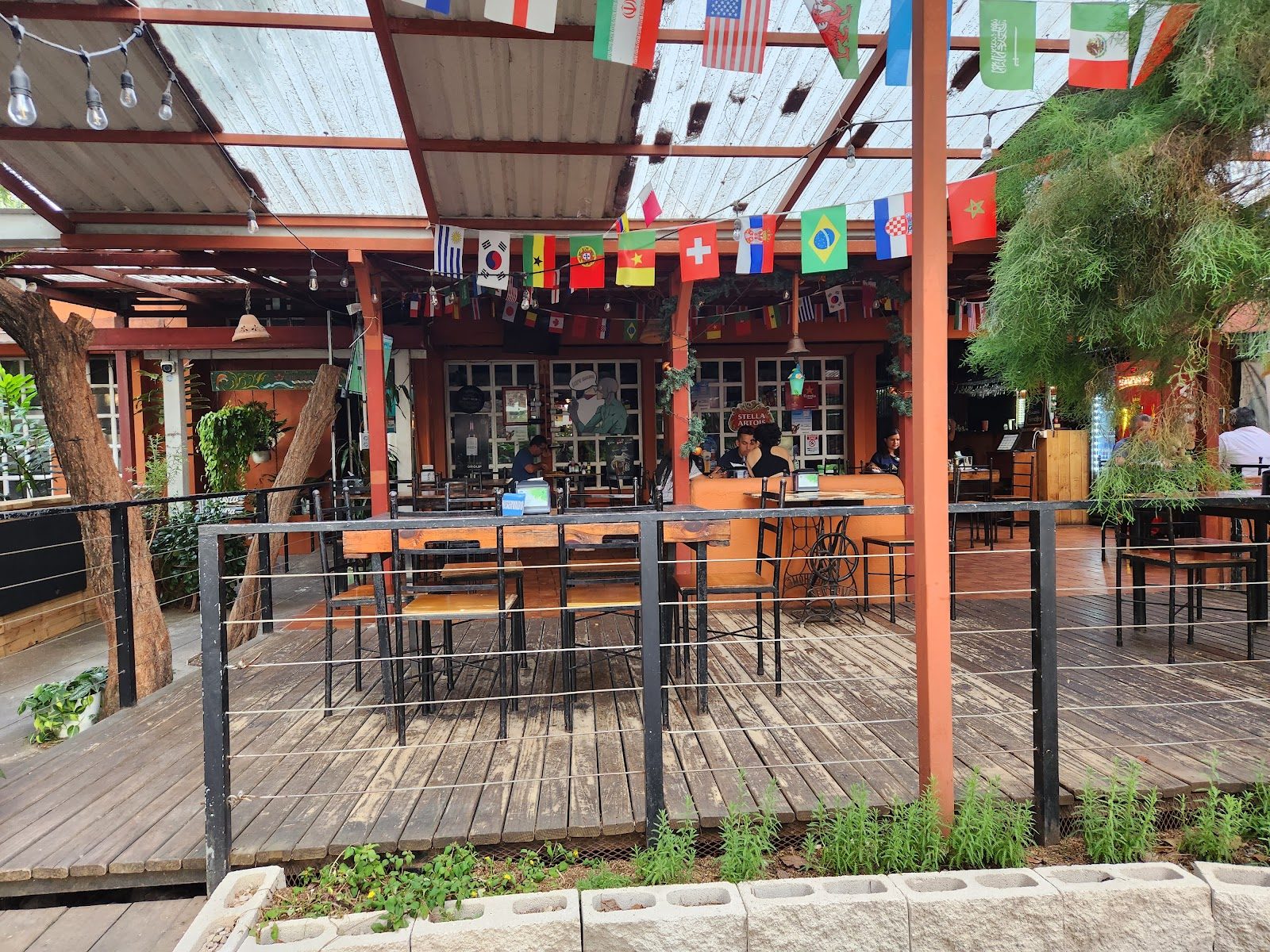 El deck del jardín con luces de feria, banderines y mesas servidas