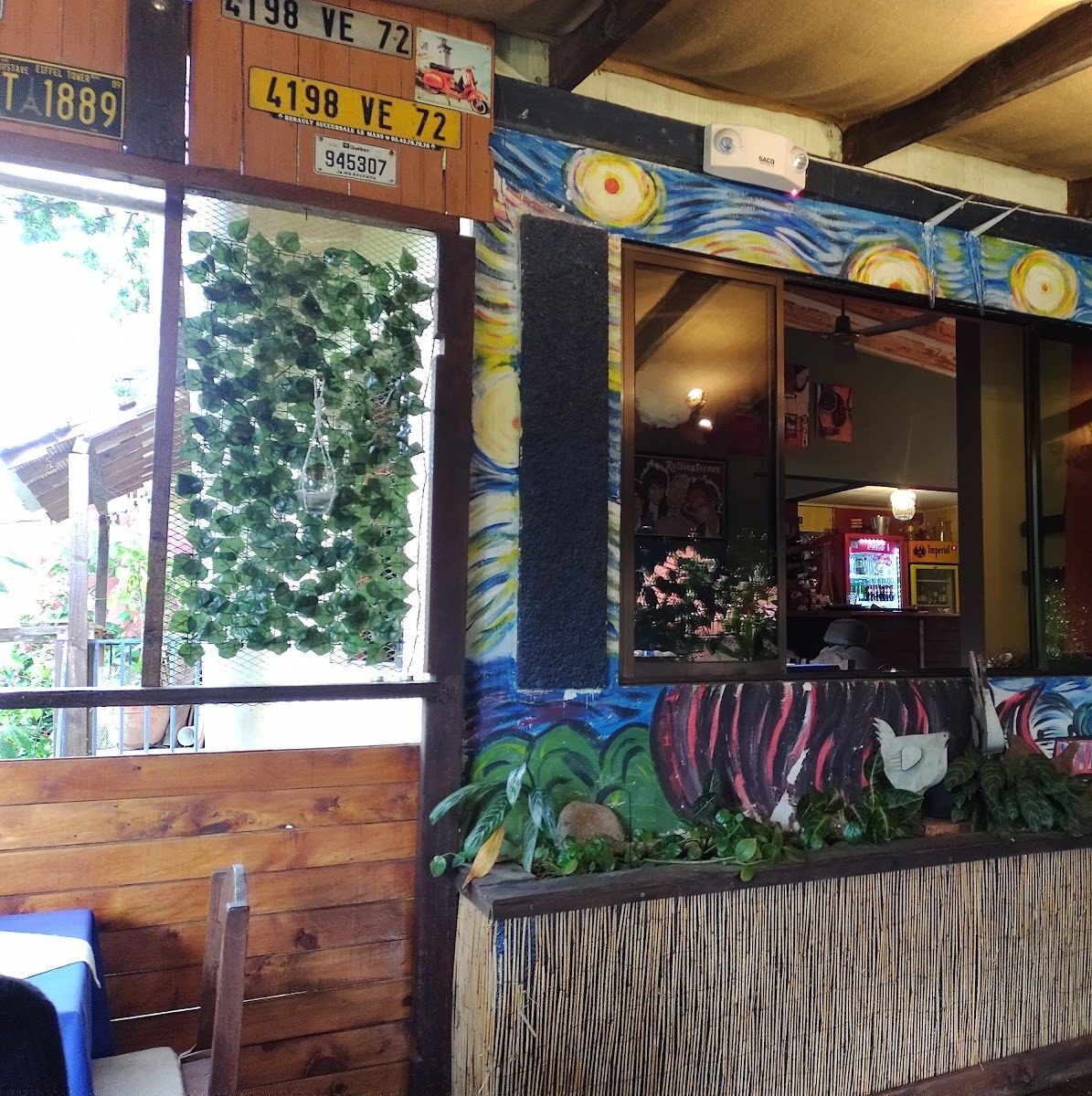 El mural pintado a mano sobre la barra del bar