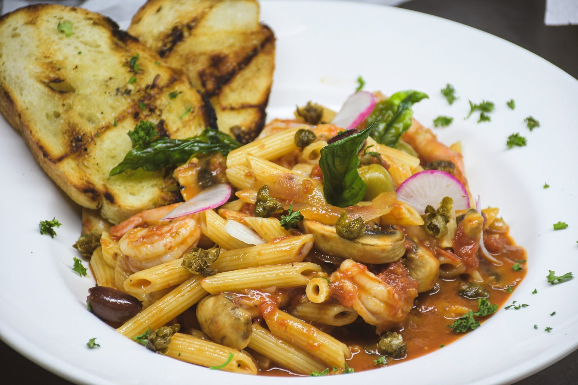 Pasta con camarones y pan artesanal a la parrilla
